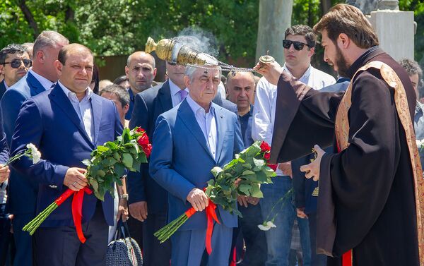 Тарон Маргарян и Серж Саргсян во время поминальной молитвы у могилы покойного премьер-министра Андраника Маркаряна (12 июня 2019). Еревaн - Sputnik Армения