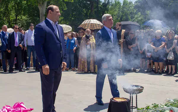 Тарон Маргарян и Серж Саргсян у могилы покойного премьер-министра Андраника Маркаряна (12 июня 2019). Еревaн - Sputnik Армения