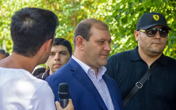 Тарон Маргарян у могилы покойного премьер-министра Андраника Маркаряна (12 июня 2019). Еревaн - Sputnik Армения