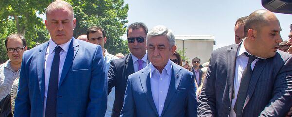 Серж Саргсян у могилы покойного премьер-министра Андраника Маркаряна (12 июня 2019). Еревaн - Sputnik Армения