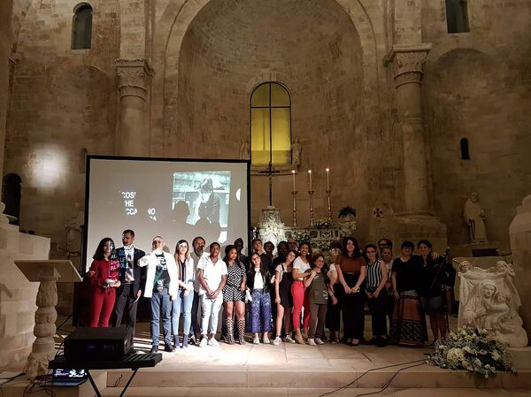 Когда в душе нет границ: итальянцы станцевали на площади Мольфетты под музыку из Ануш - Sputnik Армения