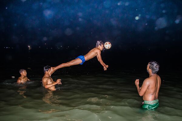 Фотография Решающий момент в матче по водному поло индийского фотографа Аянава Сила (Спорт, одиночные фотографии) - Sputnik Армения
