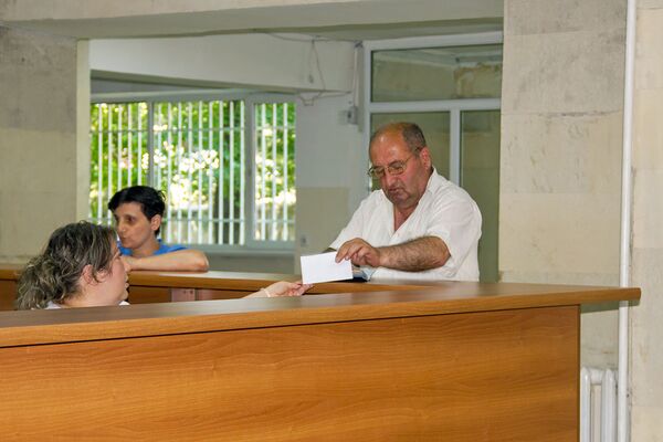 Очередей меньше не стало, но уверяют, что станет: революция в поликлиниках Армении - Sputnik Армения