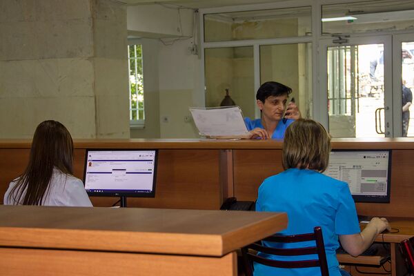 Очередей меньше не стало, но уверяют, что станет: революция в поликлиниках Армении - Sputnik Армения