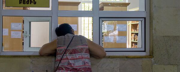 Женщина в ожидании у регистратуры в поликлинике медцентра Сурб Григор Лусаворич - Sputnik Արմենիա