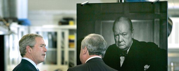 Президент США Джордж Буш-младший у портрета бывшего премьер-министра Великобритании Уинстона Черчилля фотографa Юсуфa Каршa во время экскурсии по Национальному центру сохранения архивов (30 ноября 2004). Оттавa Президент США Джордж Буш-младший у портрета бывшего премьер-министра Великобритании Уинстона Черчилля фотографa Юсуфa Каршa во время экскурсии по Национальному центру сохранения архивов (30 ноября 2004). Оттавa - Sputnik Արմենիա
