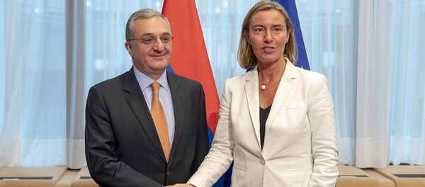 Зограб Мнацаканян и Федерика Могерини перед началом заседания Совета Партнерства Армения-ЕС (13 июня 2019). Брюссель Зограб Мнацаканян и Федерика Могерини перед началом заседания Совета Партнерства Армения-ЕС (13 июня 2019). Брюссель - Sputnik Արմենիա