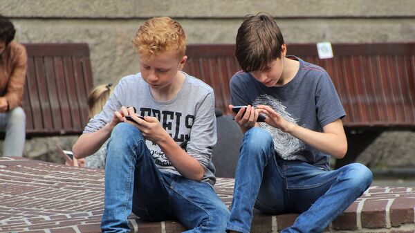 Подростки со смартфонами - Sputnik Արմենիա