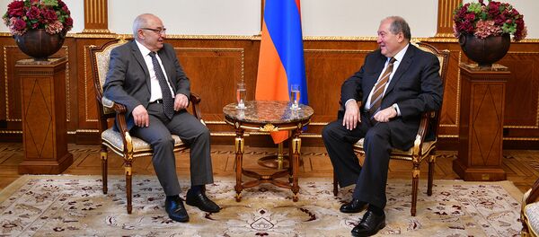 Президент Армен Саркисян встретился с pредседателем Общественного совета Вазгеном Манукяном (13 июня 2019). Еревaн - Sputnik Արմենիա