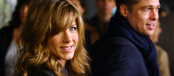 Дженнифер Энистон со своим мужем, актером Брэдом Питтом, на премьере фильма фильма А вот и Полли (1 января 2003). Лос-Анджелес - Sputnik Արմենիա