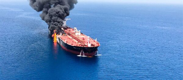 Горящий танкер у побережья Омана (13 июня 2019). Оманский залив - Sputnik Армения