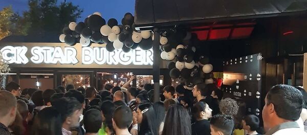 Люди перед Black Star Burger (13 июня 2019). Еревaн Люди перед Black Star Burger (13 июня 2019). Еревaн - Sputnik Արմենիա