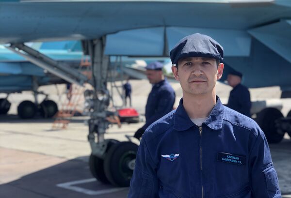 Это вам не толму варить: как инженер Байрамян обхаживает Су-24 и учит детей армянскому Это вам не толму варить: как инженер Байрамян обхаживает Су-24 и учит детей армянскому - Sputnik Армения