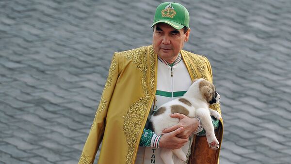 Президент Туркменистана Гурбангулы Бердымухамедов держит туркменскую овчарку, местно известную как Алабай, во время празднования Дня лошади (28 апреля 2018). Ашхабад - Sputnik Արմենիա