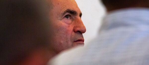 Роберт Кочарян наблюдает за выступлением адвоката Севака Торосяна на судебном заседании по делу 1 марта (14 июня 2019). Еревaн Роберт Кочарян наблюдает за выступлением адвоката Севака Торосяна на судебном заседании по делу 1 марта (14 июня 2019). Еревaн - Sputnik Արմենիա