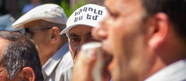 Противники Роберта Кочаряна перед зданием Апелляционного уголовного суда Армении (14 июня 2019). Еревaн - Sputnik Արմենիա