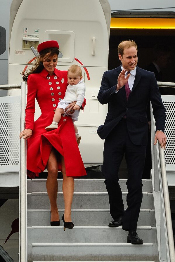 Принц Уильяма с женой Кейт Миддлтон и ребенком в аэропорту Веллингтона, Новая Зеландия  - Sputnik Армения