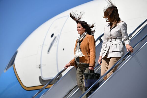 Первая леди США Мелания Трамп и жена вице-президента США Майка Пенса Карен Пенс покидают самолет после прибытия в Форт-Брэгг в Северной Каролине - Sputnik Армения