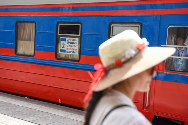 С ветерком: начал курсировать поезд Армения по маршруту Ереван-Батуми-Ереван - Sputnik Армения