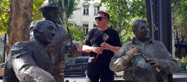 Зурен Бирке у скультуры дудукистов Ваче Овсепяна, Левона Мадояна и Дживана Гаспаряна - Sputnik Արմենիա