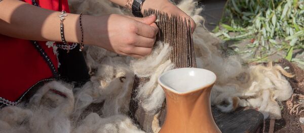 Девушка у веретена на фестивале еды Утест Фест в Ереване - Sputnik Արմենիա