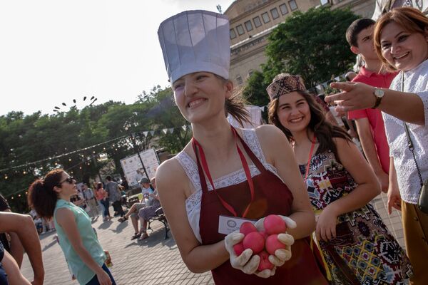 Մուրազաբեր ձվիկներ, ավանդական խորոված, ջենգյալով հաց ու ոչ միայն. «Ուտեստ ֆեստը» Երևանում - Sputnik Արմենիա