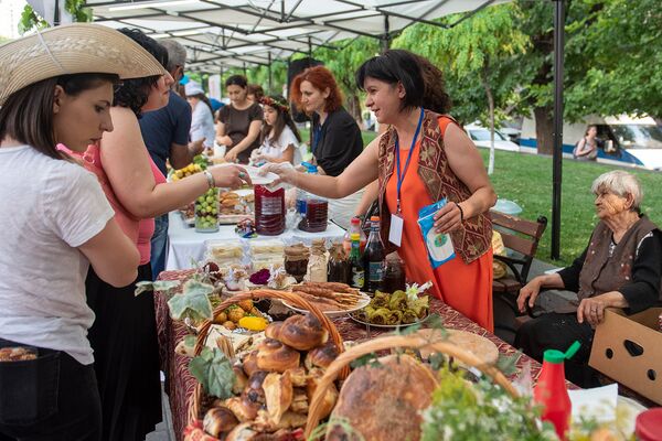 Пальчики оближешь: гастрофестиваль в Ереване манил не только ароматами Пальчики оближешь: гастрофестиваль в Ереване манил не только ароматами - Sputnik Армения