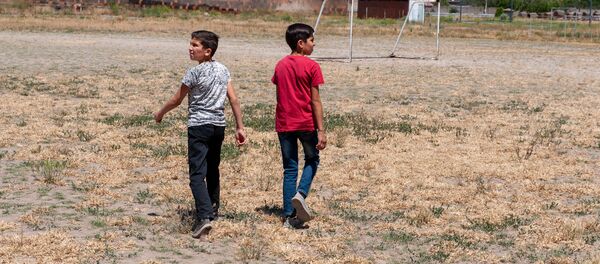 Местные ребята на футбольном поле Эчмиадзина Местные ребята на футбольном поле Эчмиадзина - Sputnik Армения