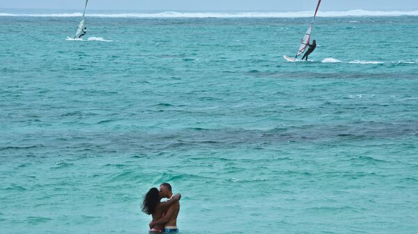Влюбленная пара в Индийском океане на побережье острова Маврикий (Mauritius). - Sputnik Արմենիա