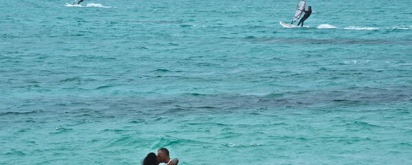 Влюбленная пара в Индийском океане на побережье острова Маврикий (Mauritius). - Sputnik Արմենիա