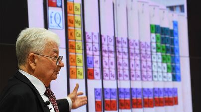 Научный руководитель ЛЯР ОИЯИ Юрий Оганесян после запуска циклотрона ДЦ-280 (25 марта 2019). Дубна