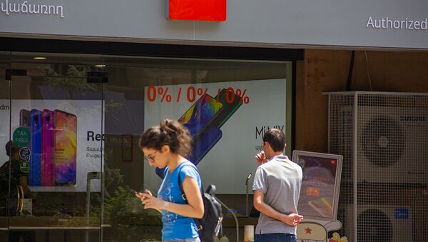 Прохожая у магазина Xiaomi в Ереване - Sputnik Արմենիա