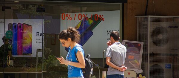 Прохожая у магазина Xiaomi в Ереване - Sputnik Արմենիա