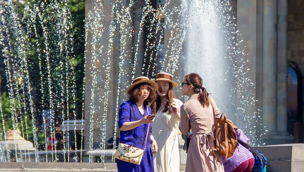 Туристы из Азии на площади Республики - Sputnik Армения
