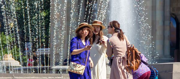 Туристы из Азии на площади Республики Туристы из Азии на площади Республики - Sputnik Արմենիա