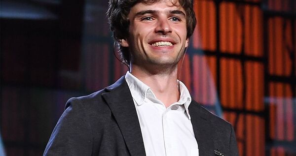 Режиссер Борис Акопов, получивший гран-при фестиваля за фильм Бык на церемонии закрытия 30-го Открытого фестиваля российского кино Кинотавр (16 июня 2019). Сочи - Sputnik Армения