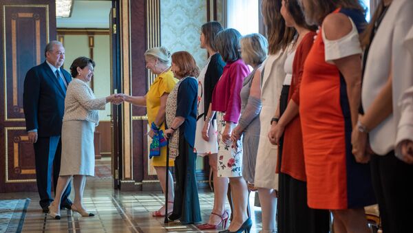 Аргентинские женщины-предприниматели на встрече с первой леди Нуне Саркисян в Армении (17 июня 2019). Еревaн - Sputnik Армения