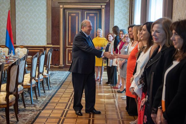 Число 13 их не пугает: зачем бизнесвумен из Аргентины приехали в Армению - Sputnik Армения