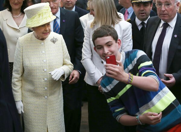Мальчик во время селфи с королевой Великобритании Елизаветой II - Sputnik Армения
