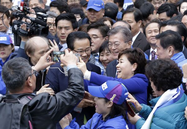 Кандидат в президенты Южной Кореи Мун Чжэ Ин во время селфи со сторонниками  - Sputnik Армения