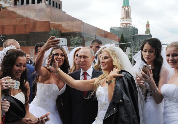  Президент РФ Владимир Путин на торжественной церемонии открытия Дня города на Красной площади в Москве - Sputnik Армения