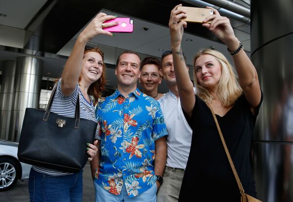 Премьер-министр России Дмитрий Медведев во время фотографирования с российскими и украинскими туристами в Куала-Лумпуре  - Sputnik Армения