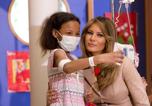 Девочка делает селфи с первой леди США Меланьей Трамп в детской больнице Queen Fabiola в Брюсселе - Sputnik Армения
