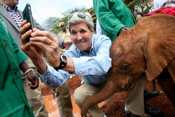 Госсекретарь США Джон Керри делает селфи со слоненком в Национальном парке Найроби - Sputnik Армения