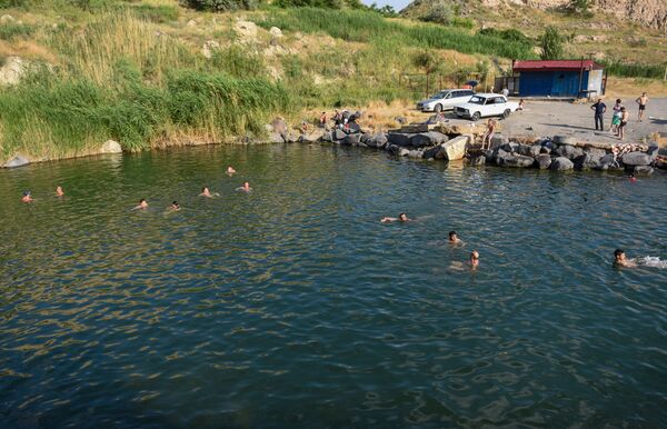 Հայերը կը սիրեն չափազանցել ու հանգստանալ, կամ ի՞նչ գիտենք Երեւանի «մեռեալ ծովի» մասին Հայերը կը սիրեն չափազանցել ու հանգստանալ, կամ ի՞նչ գիտենք Երեւանի «մեռեալ ծովի» մասին - Sputnik Արմենիա