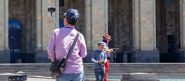 Туристы на площади Республики - Sputnik Արմենիա