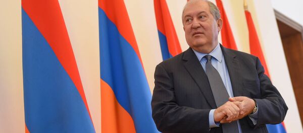 Президент Армен Саркисян приветствует участников ежегодного совета попечителей всеармянского фонда Айастан (18 июня 2019). Еревaн - Sputnik Արմենիա