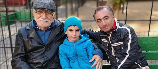 Армен Джигарханян на прогулке - Sputnik Արմենիա