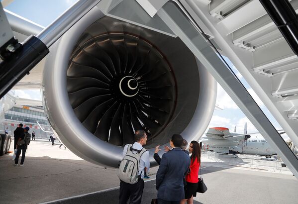 Посетители у дальнемагистрального широкофюзеляжного пассажирского самолета Airbus A350-1000 на международном аэрокосмическом салоне Paris Air Show 2019 (17 июня 2019). Ле Бурже - Sputnik Армения