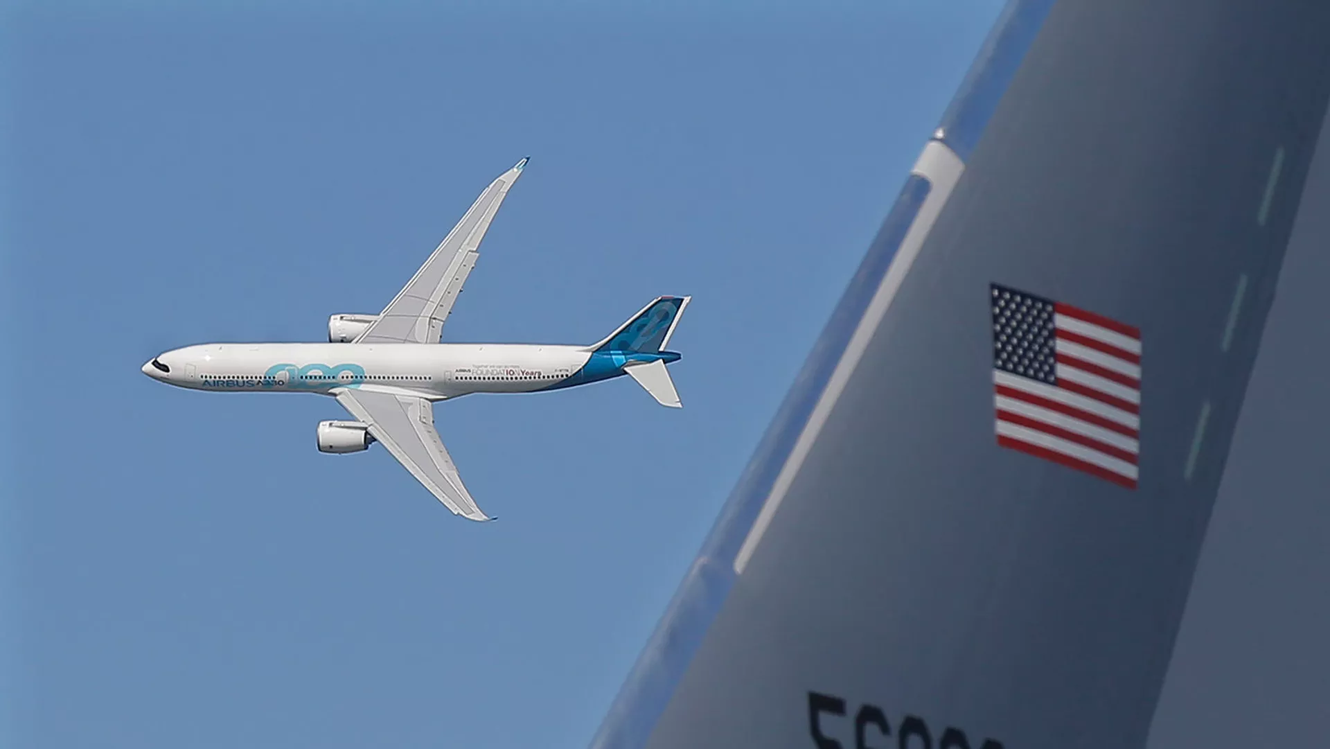 Широкофюзеляжный пассажирский самолёт фирмы Airbus A330 совершает полет на международном аэрокосмическом салоне Paris Air Show 2019. Широкофюзеляжный пассажирский самолёт фирмы Airbus A330 совершает полет на международном аэрокосмическом салоне Paris Air Show 2019. - Sputnik Армения, 1920, 03.10.2021